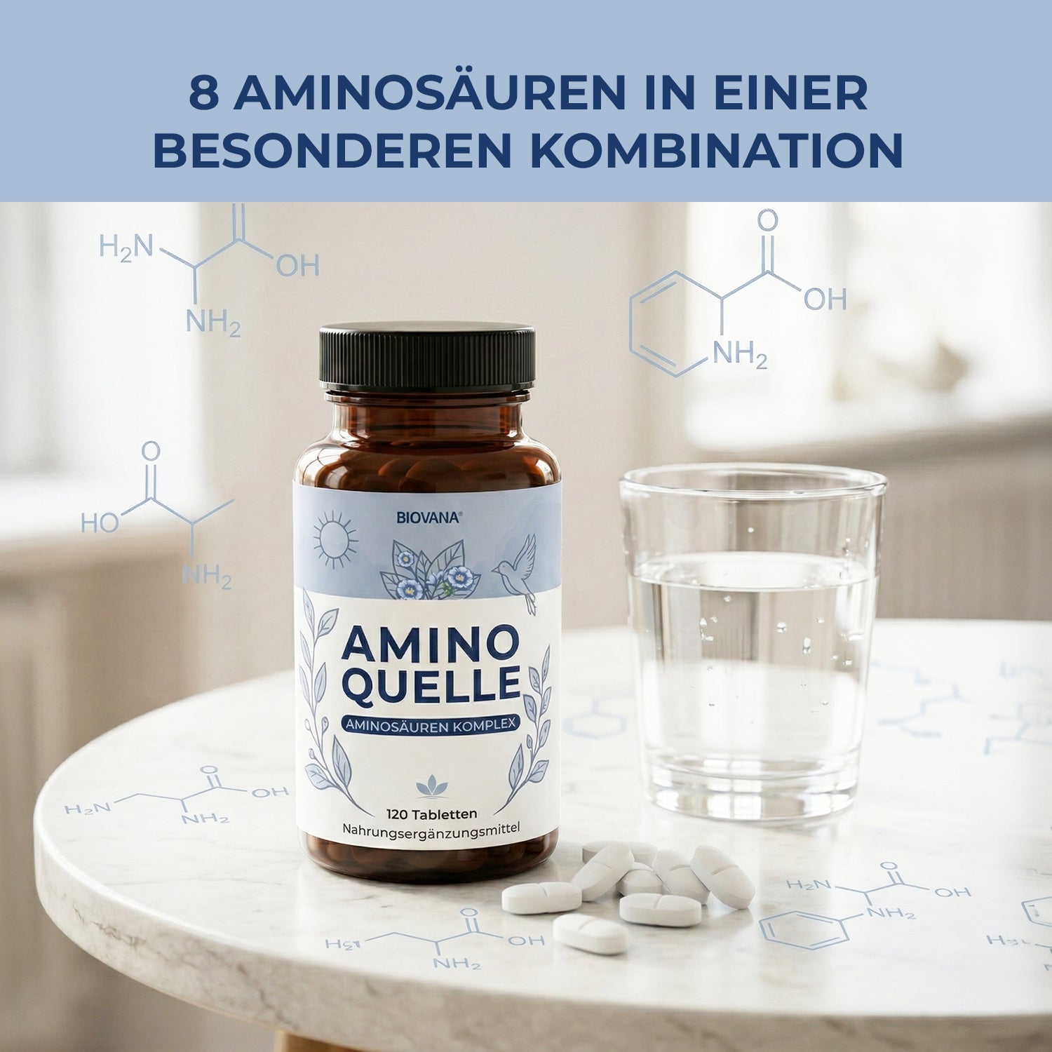 Biovana Aminoquelle auf Tisch mit Wasserglas, Tabletten und grafischen Aminosäuren im Hintergrund