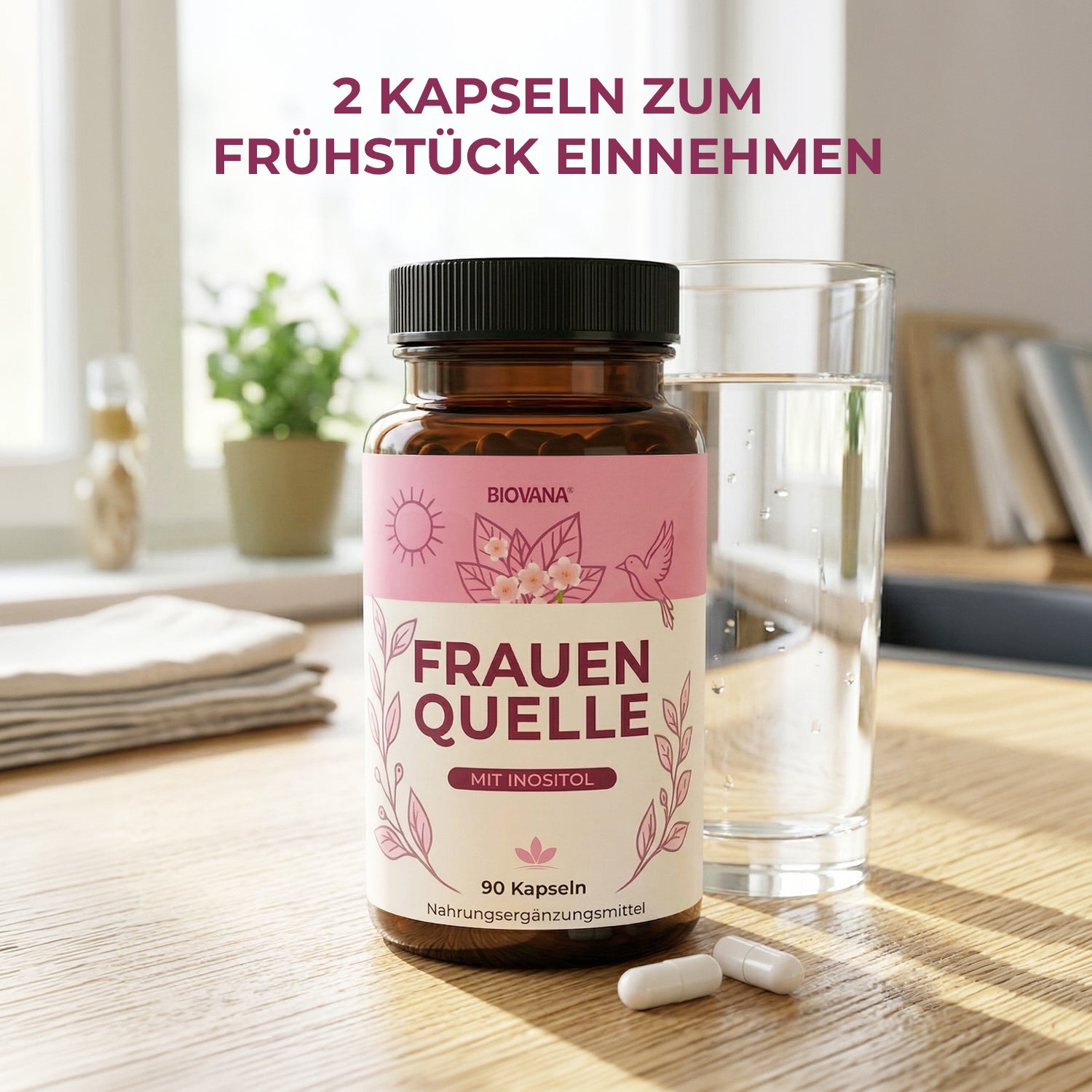 Biovana Frauenquelle Inositol-Kapseln mit Hinweis 2 Kapseln zum Frühstück, Wasserglas und Tisch